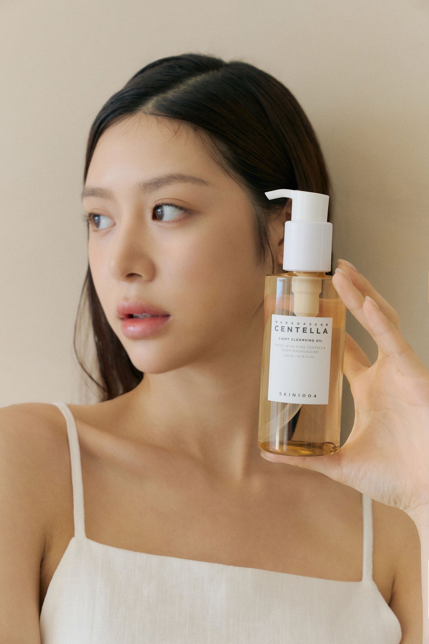 skin1004-madagascar-centella-light-cleansing-oil-200ml-0x5f-model-1726272452662-Wonder Skin